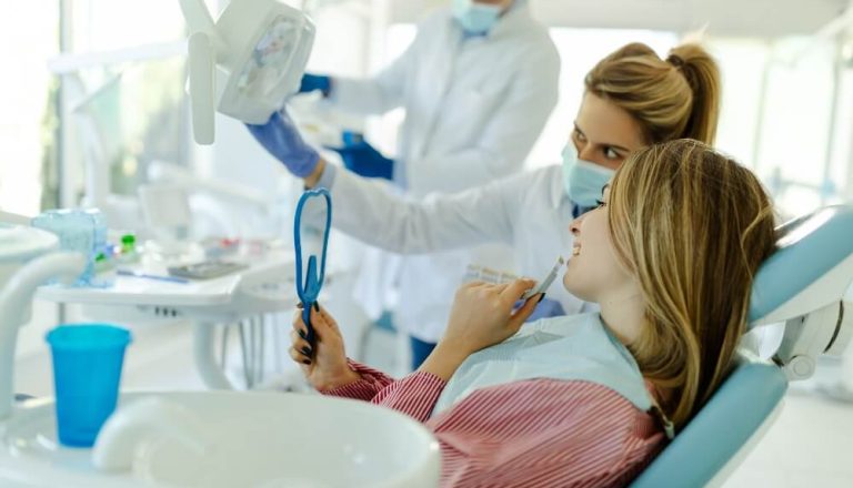 Complicaciones-tras-un-implante-dental_-causas-y-soluciones-1-1